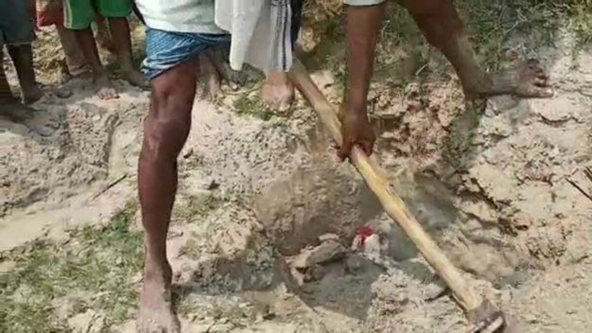 बैंड बाजे के साथ किया पालतू कुत्ते का अंतिम संस्कार