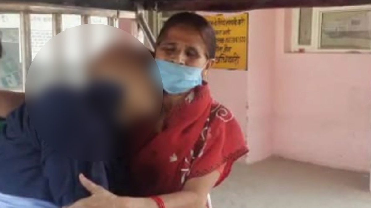 पति के शव को ई-रिक्शा पर घर लेकर गई बुजुर्ग महिला 