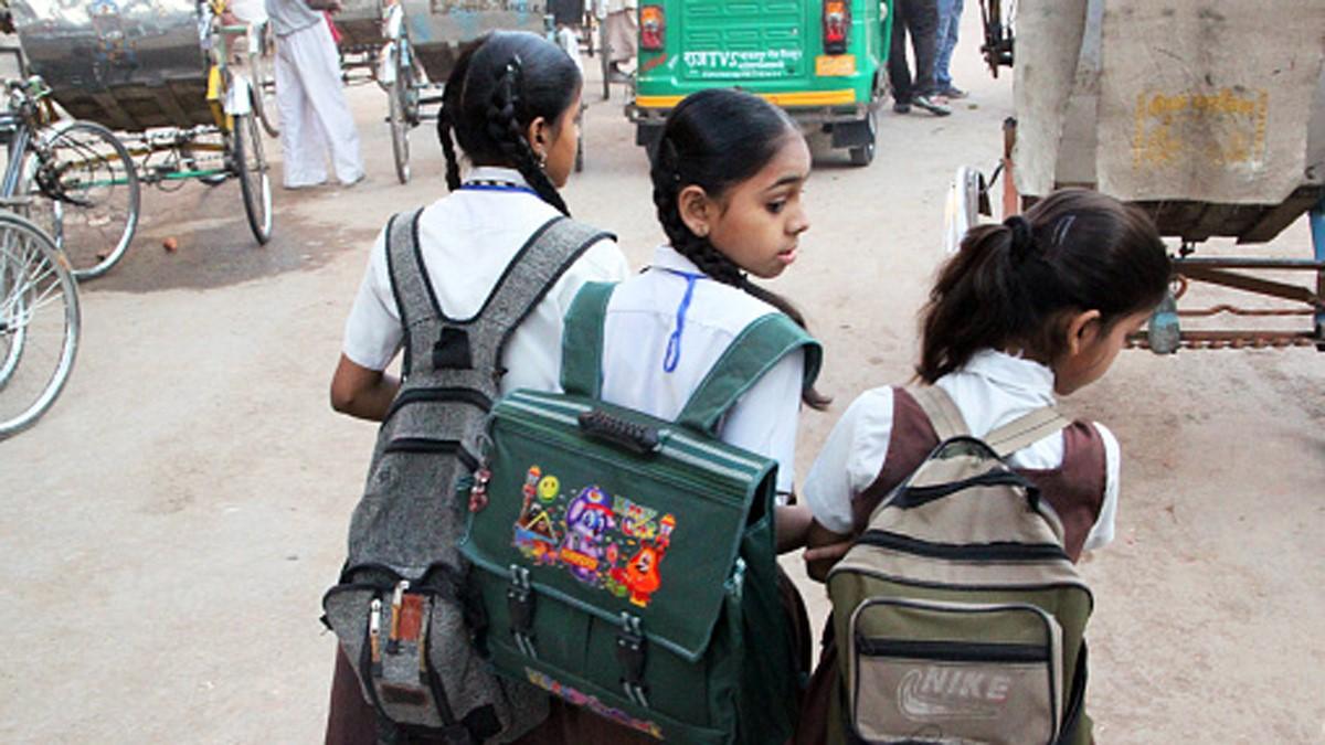 कोरोना थर्ड वेव से बच्चों को खतरा, इस साल भी स्कूल का मुंह नहीं देख पाएंगे छात्र?