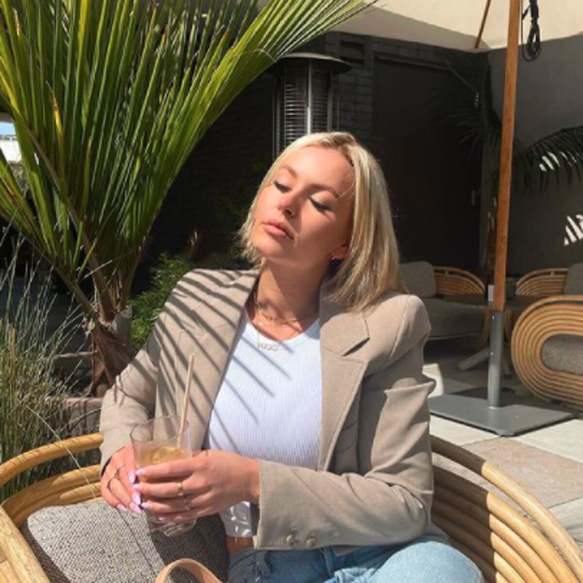 woman caught bf iphone feature 