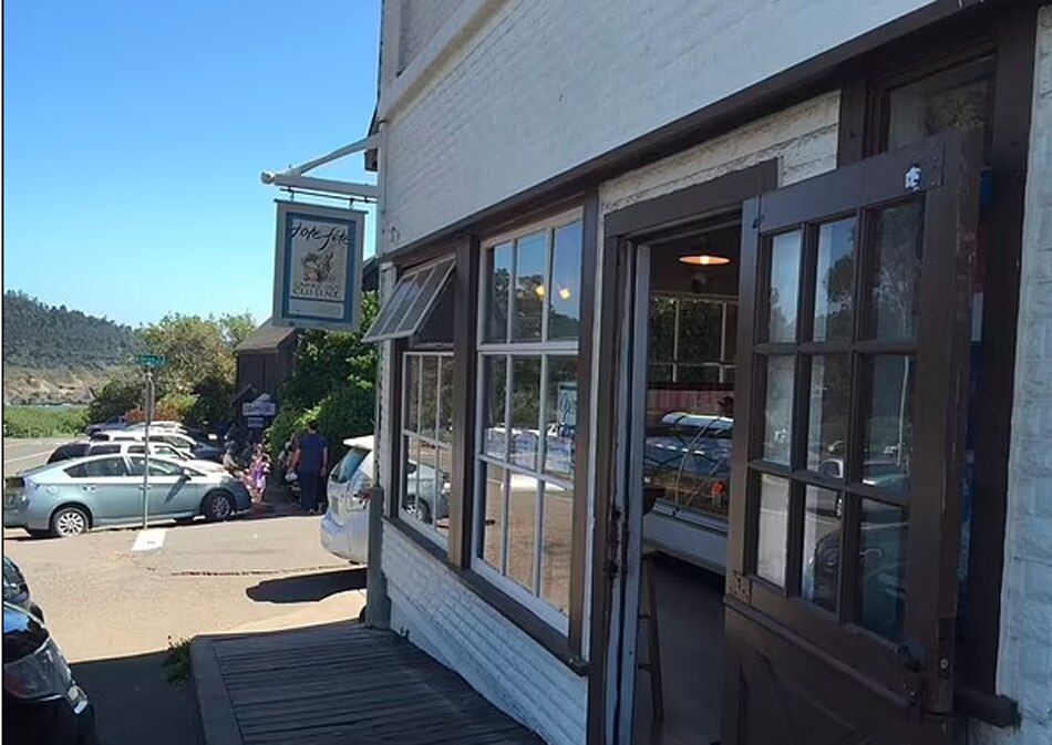 restaurant fines ppl with mask