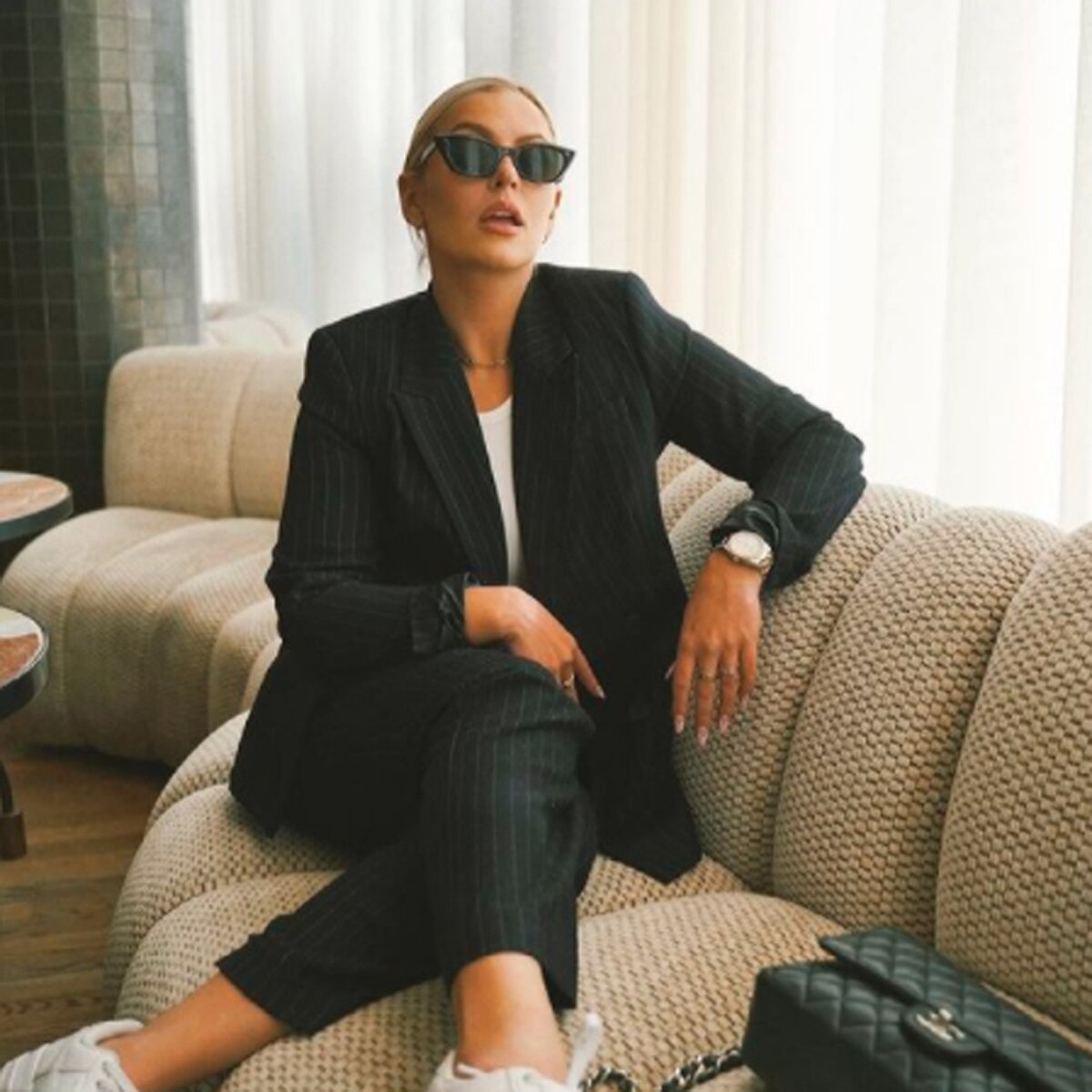 woman caught bf iphone feature 