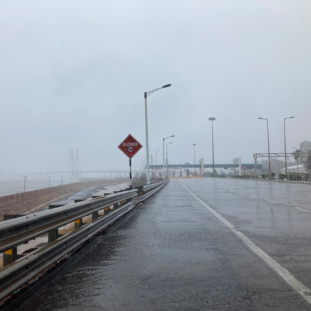 मुंबई जुुहू बीच (Photo: Rakesh Rajaram Salaskar)