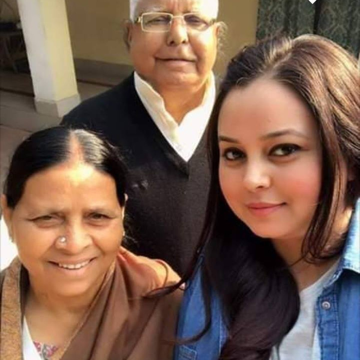 बेटी के साथ लालू यादव व राबड़ी देवी 