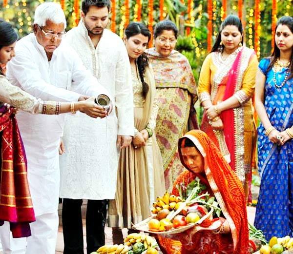 छठ पूजा के दौरान लालू यादव का परिवार 