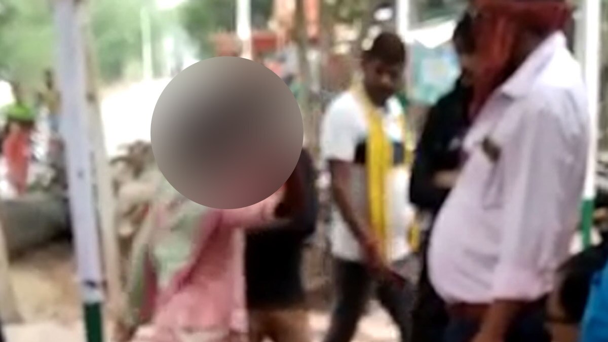 थाने में नाबालिग लड़की ने मनचलों की चप्पल से पिटाई की 