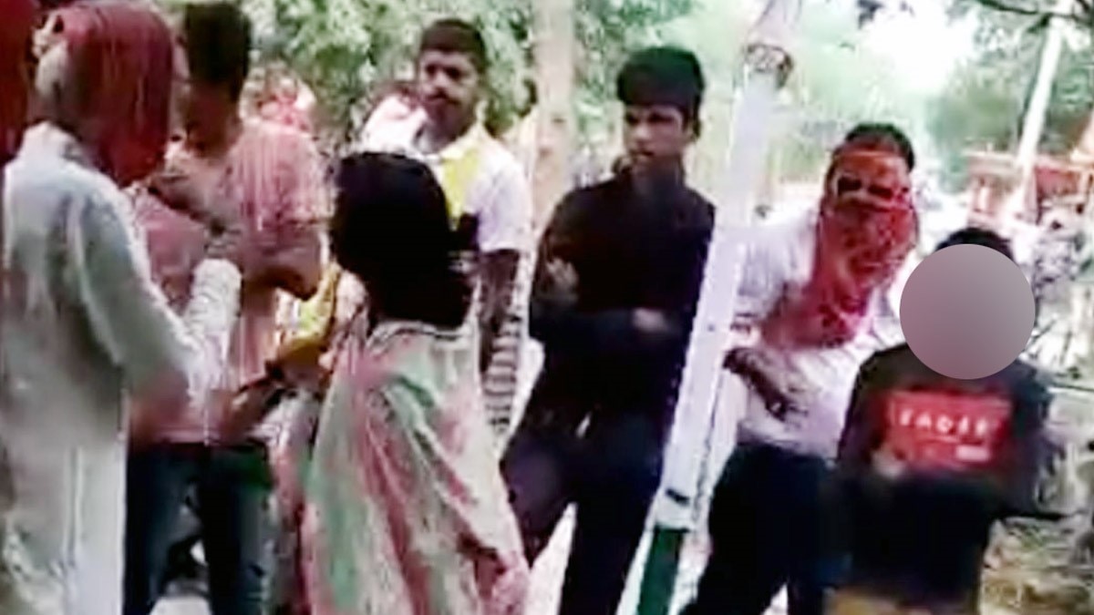 थाने में नाबालिग लड़की ने मनचलों की चप्पल से पिटाई की 