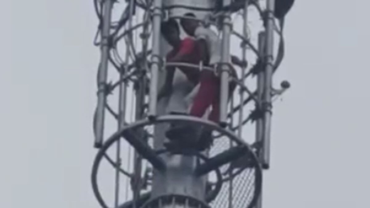 प्रेमिका से शादी के लिए टावर पर चढ़ा लड़का 