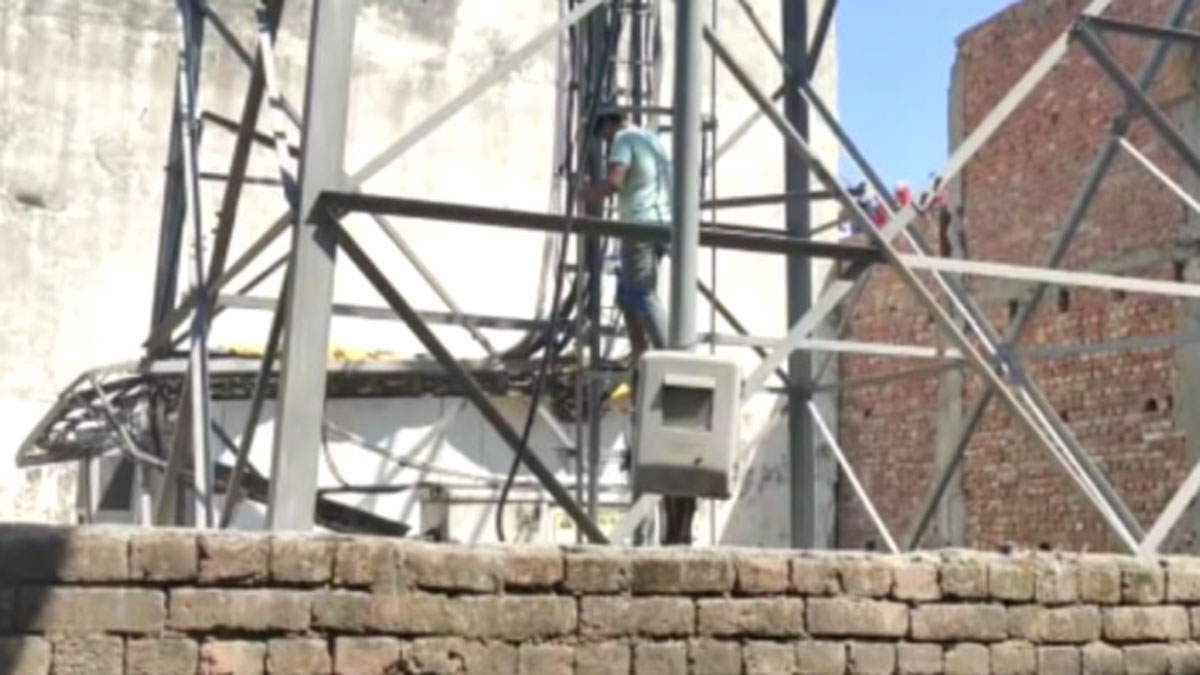 नाराज पत्नी को मनाने के लिए शख्स टावर पर चढ़ा