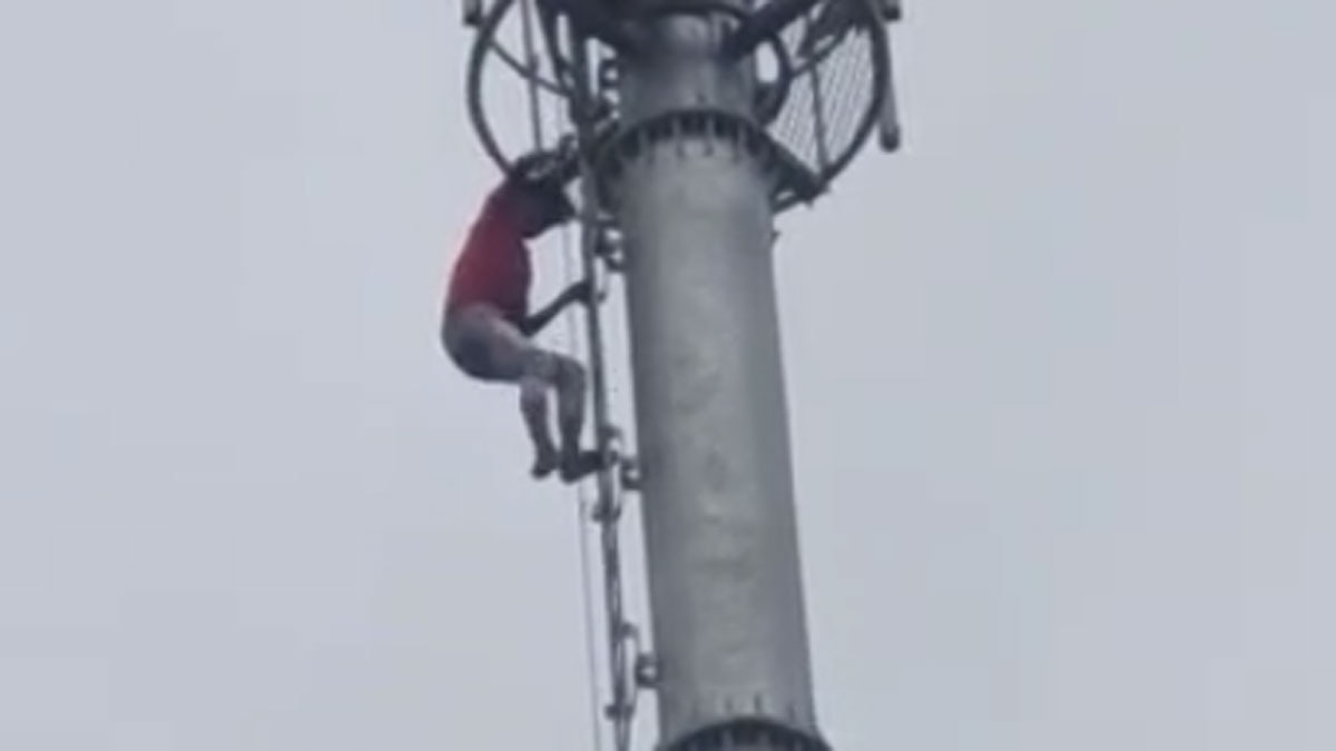 प्रेमिका से शादी के लिए टावर पर चढ़ा लड़का 