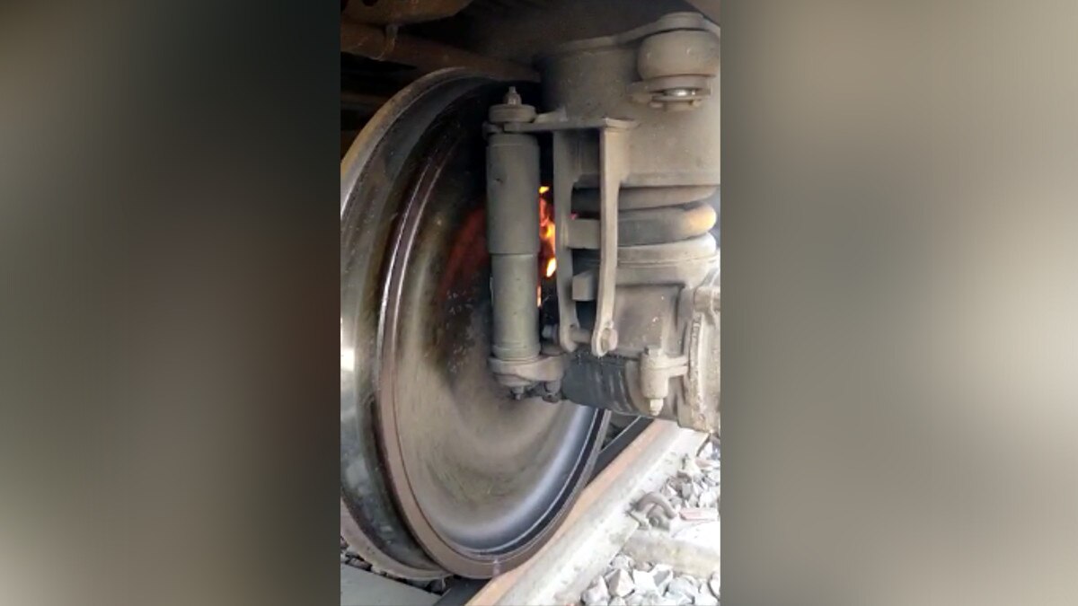  बर्निंग ट्रेन बनने से बची वैशाली सुपरफास्ट एक्सप्रेस, ब्रेक वैन के पहिए में लगी आग