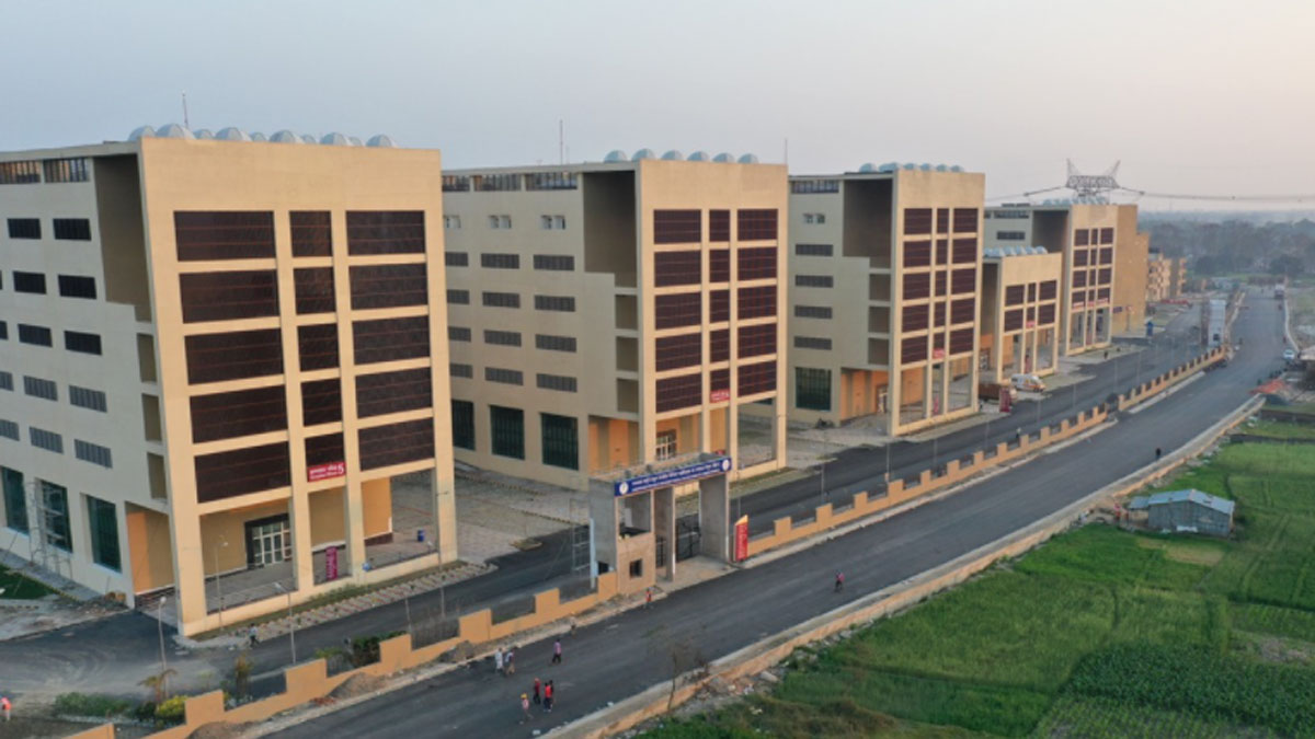 18 घंटे से अस्पताल में बिजली गायब 