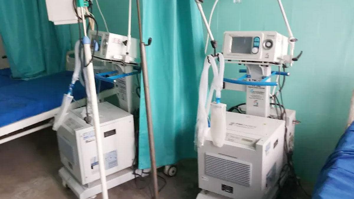सरकारी अस्पतालों में धूल खा रही है वेंटिलेटर