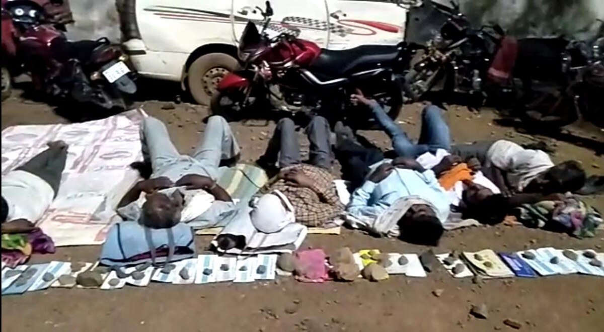 लाइन में लगे हैं अन्नदाता