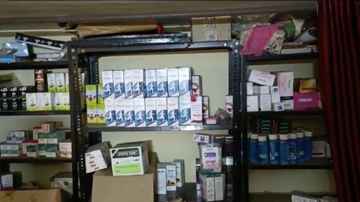 फर्जी डॉक्टर के क्लिनिक पर छापा