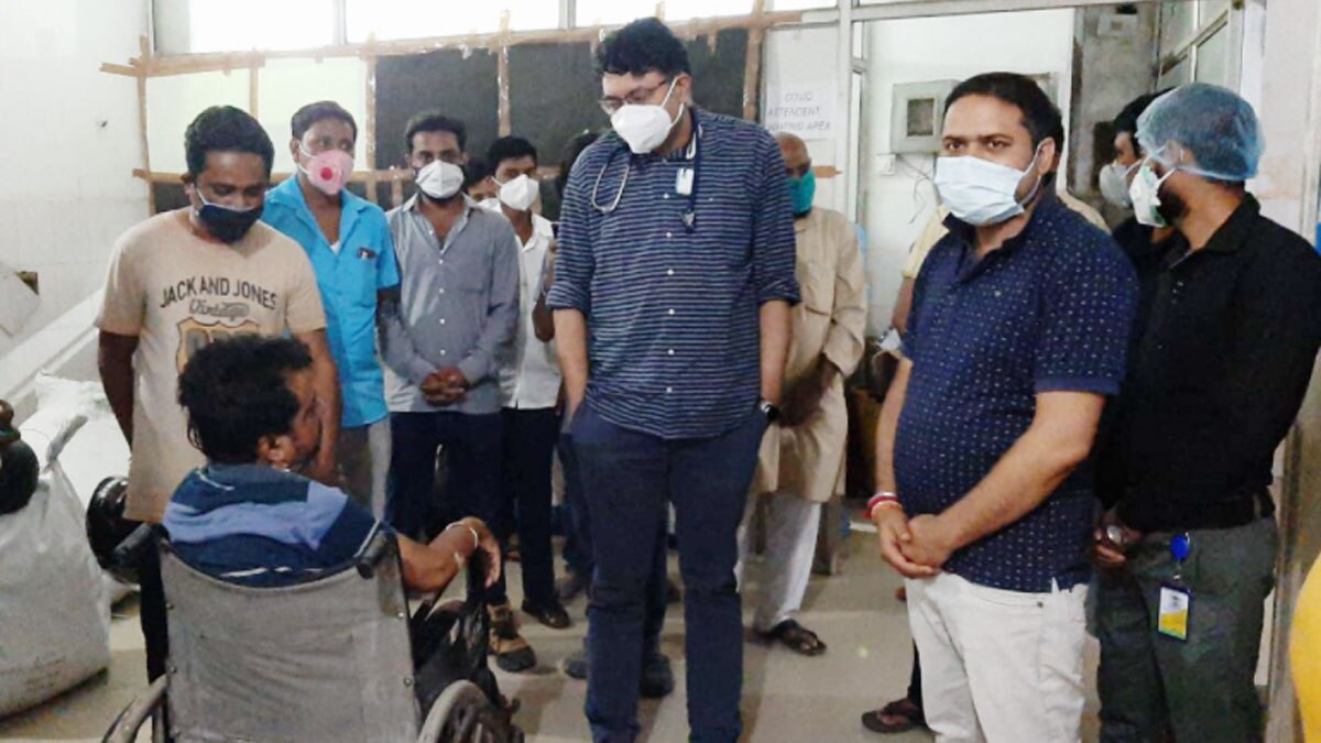 कोरोना से ठीक होने के बाद डॉक्टर को गले लगाकर रोने लगा मरीज 