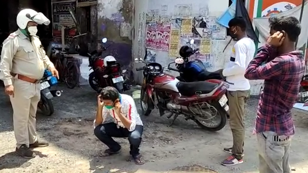  लॉकडाउन के नियम को तोड़ कर सड़कों पर न‍िकले मनचले, गर्लफ्रेंड के सामने ही पुल‍िस ने स‍िखाया सबक 