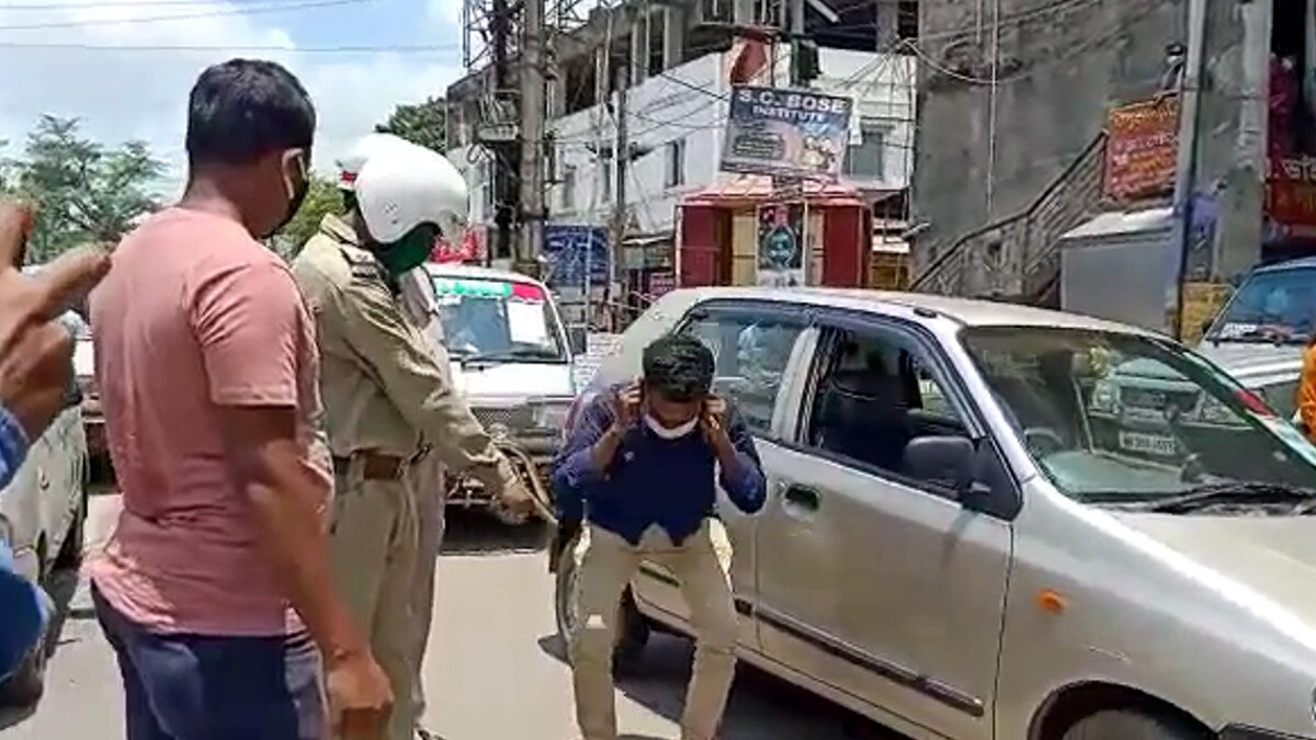  लॉकडाउन के नियम को तोड़ कर सड़कों पर न‍िकले मनचले, गर्लफ्रेंड के सामने ही पुल‍िस ने स‍िखाया सबक 