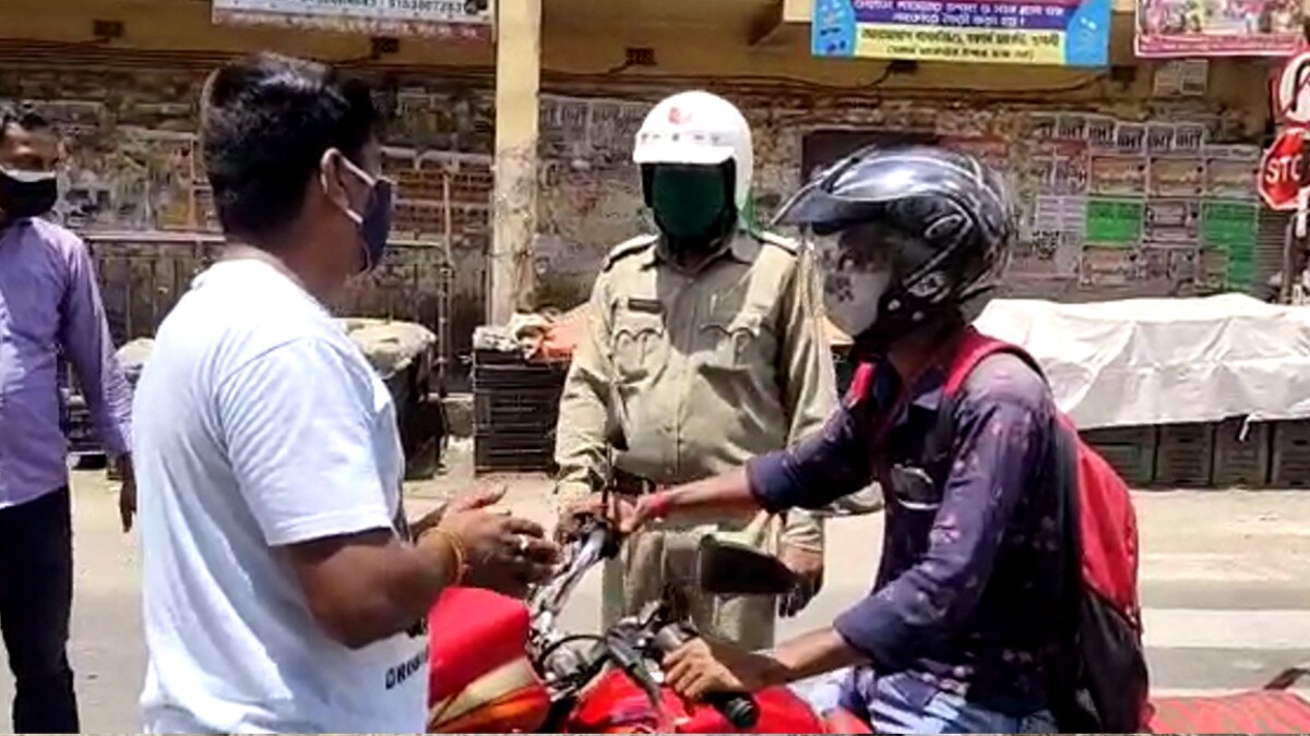  लॉकडाउन के नियम को तोड़ कर सड़कों पर न‍िकले मनचले, गर्लफ्रेंड के सामने ही पुल‍िस ने स‍िखाया सबक 