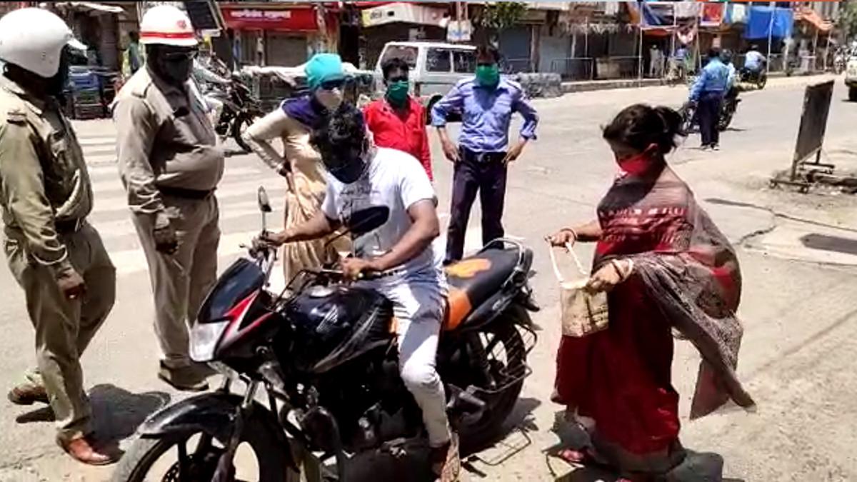 लॉकडाउन में अकारण न‍िकला कपल.