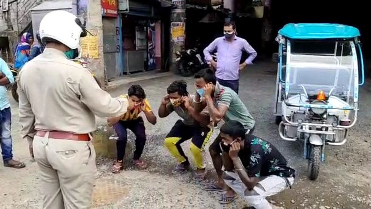  लॉकडाउन के नियम को तोड़ कर सड़कों पर न‍िकले मनचले, गर्लफ्रेंड के सामने ही पुल‍िस ने स‍िखाया सबक 