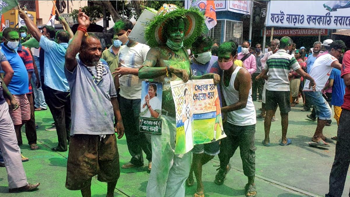 कोलकाता में टीएमसी की चुनाव रूझानों में जीत का जश्न मनाते समर्थक.