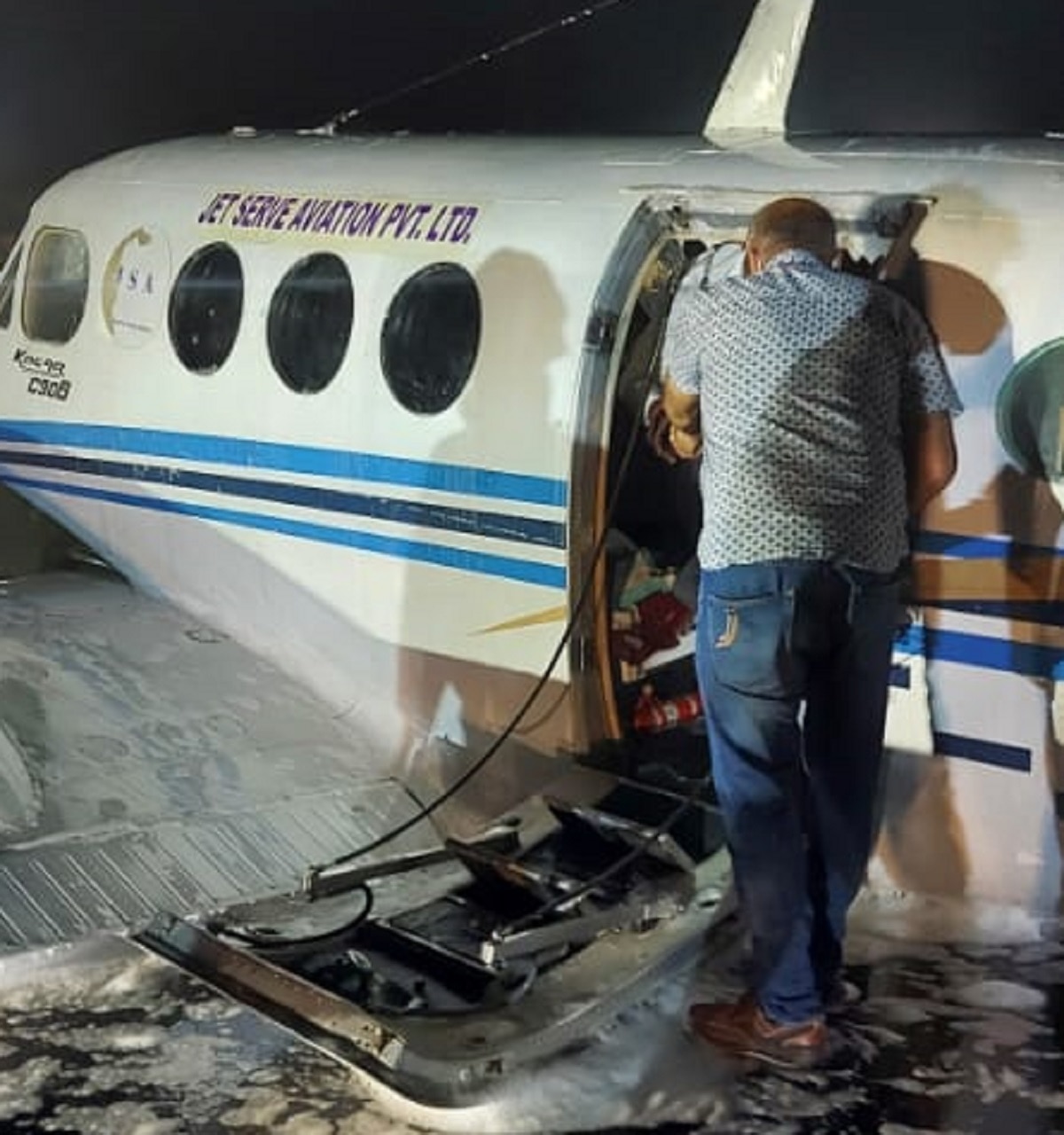 टूटकर गिरा विमान का पहिया