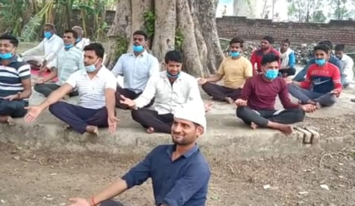 पीपल के पेड़ के नीचे