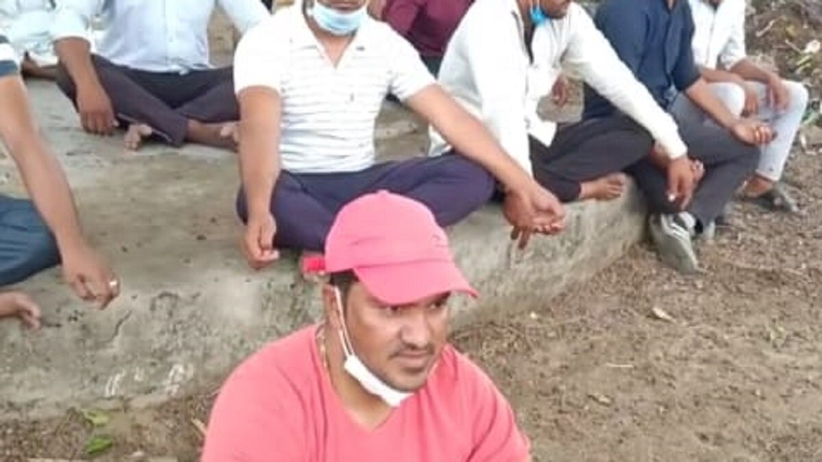 पीपल के पेड़ के नीचे