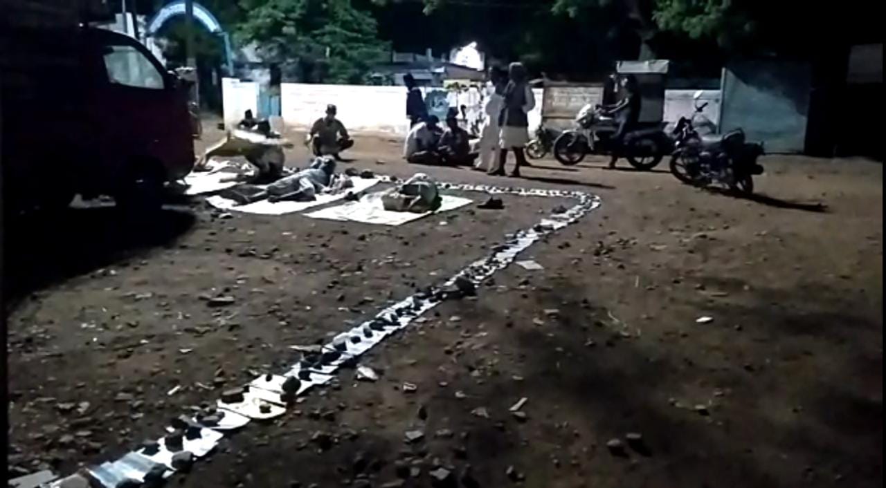 लाइन में लगे हैं अन्नदाता