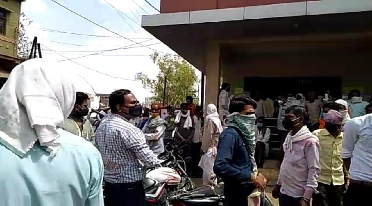 लाइन में लगे हैं अन्नदाता