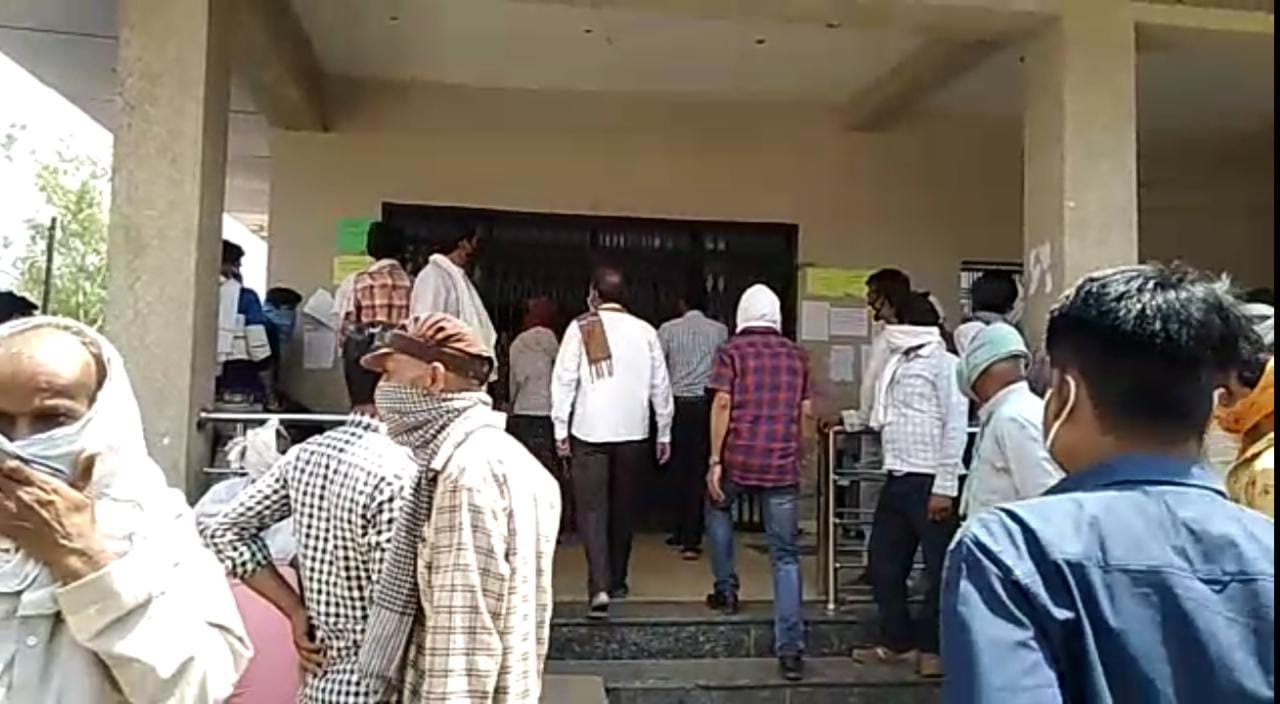 लाइन में लगे हैं अन्नदाता