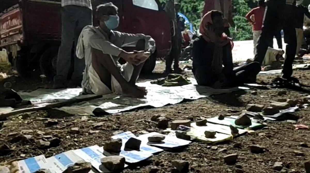 लाइन में लगे हैं अन्नदाता