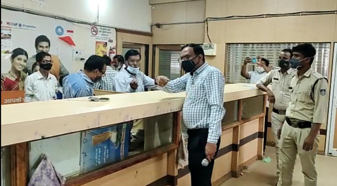 लाइन में लगे हैं अन्नदाता