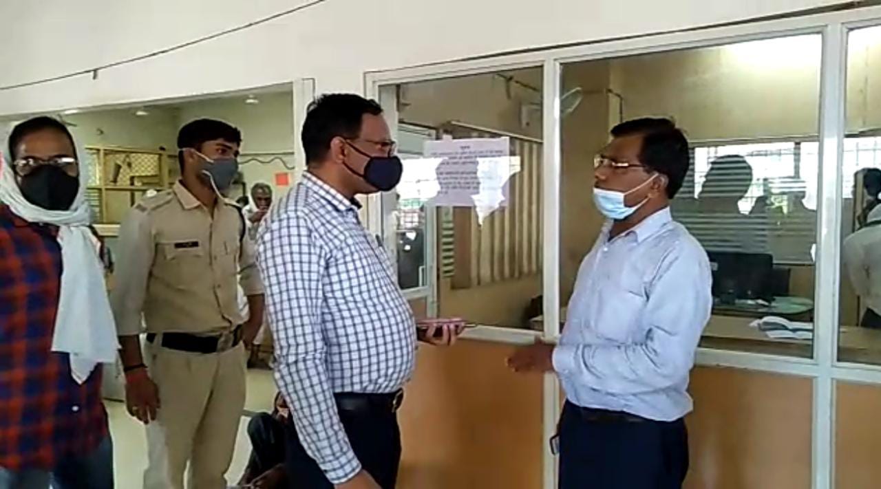 लाइन में लगे हैं अन्नदाता