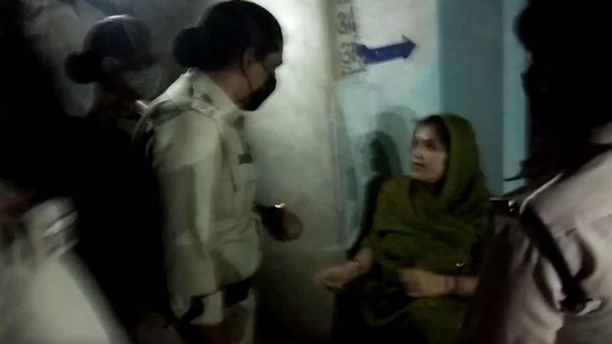 SDM को चप्पल से मारने के लिए दौड़ी महिला 