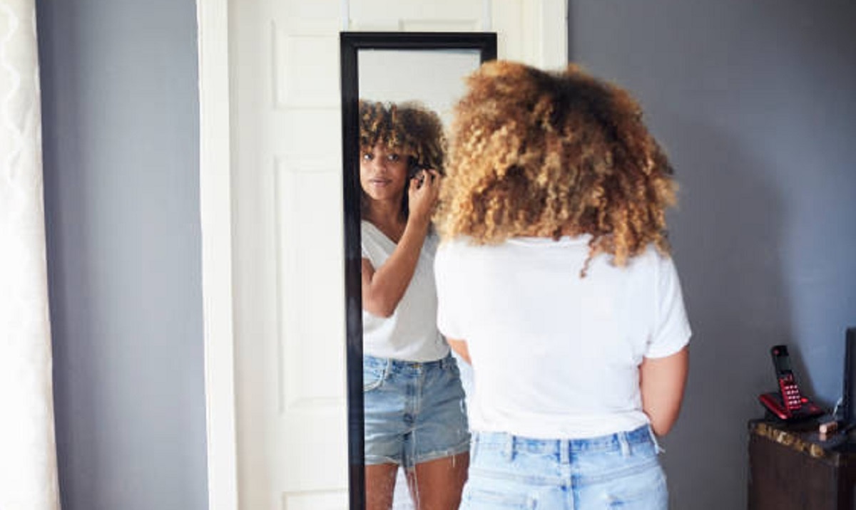 फोन पर बात कर रही महिला