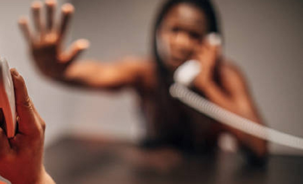 फोन पर बात कर रही महिला