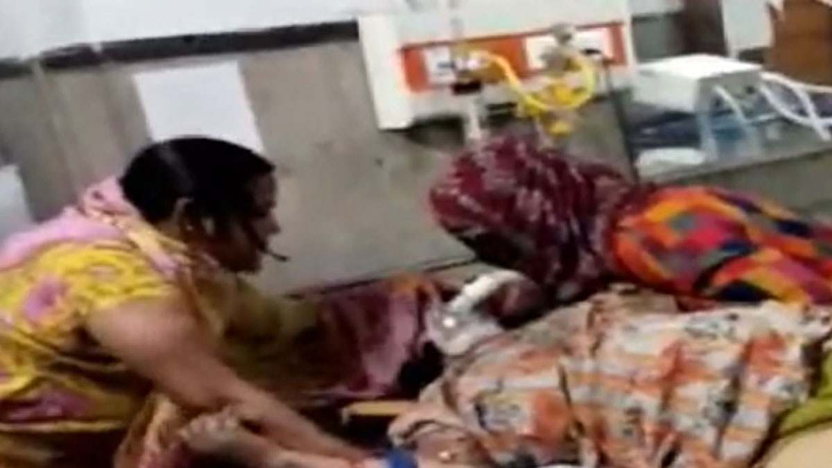 कोरोना मरीज का ऑक्सीजन मास्क निकाल वार्ड में पूजा करने लगीं दो महिलाएं