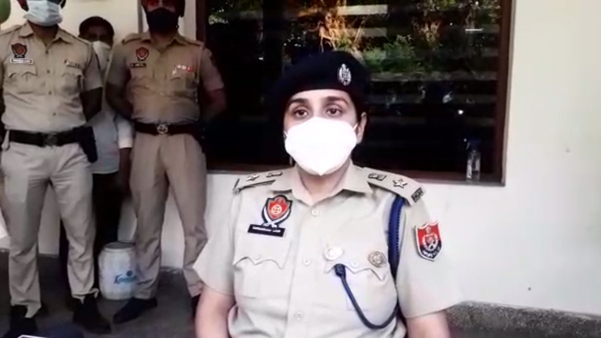 CMO को मारा थप्पड़, सब्जी गिराने पर SHO सस्पेंड