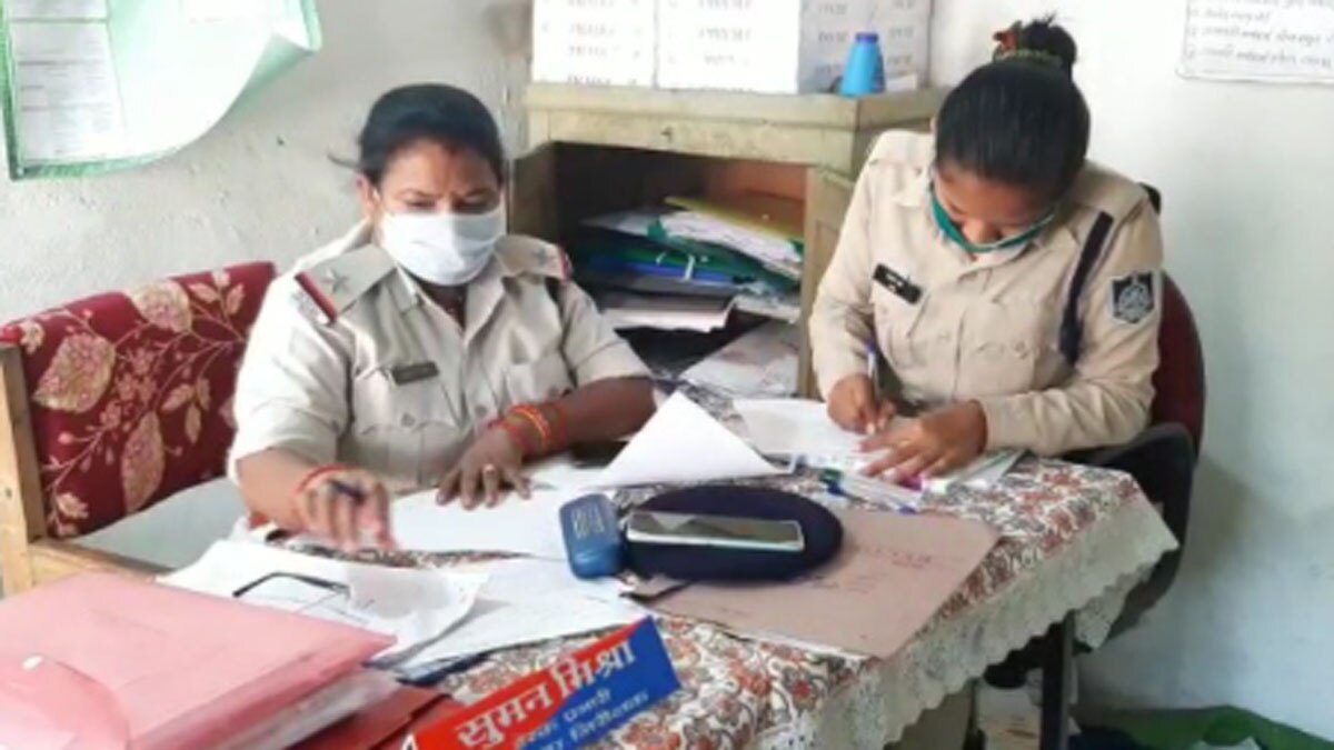 पुलिस ने थाने में कराई प्रेमी जोड़े की शादी  