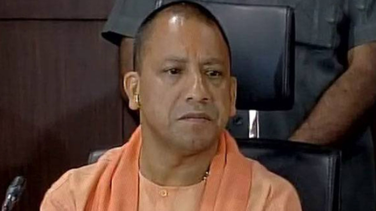 सपा कार्यकर्ता ने उन जगहों पर गंगा जल छिड़का जहां सीएम योगी गए थे 