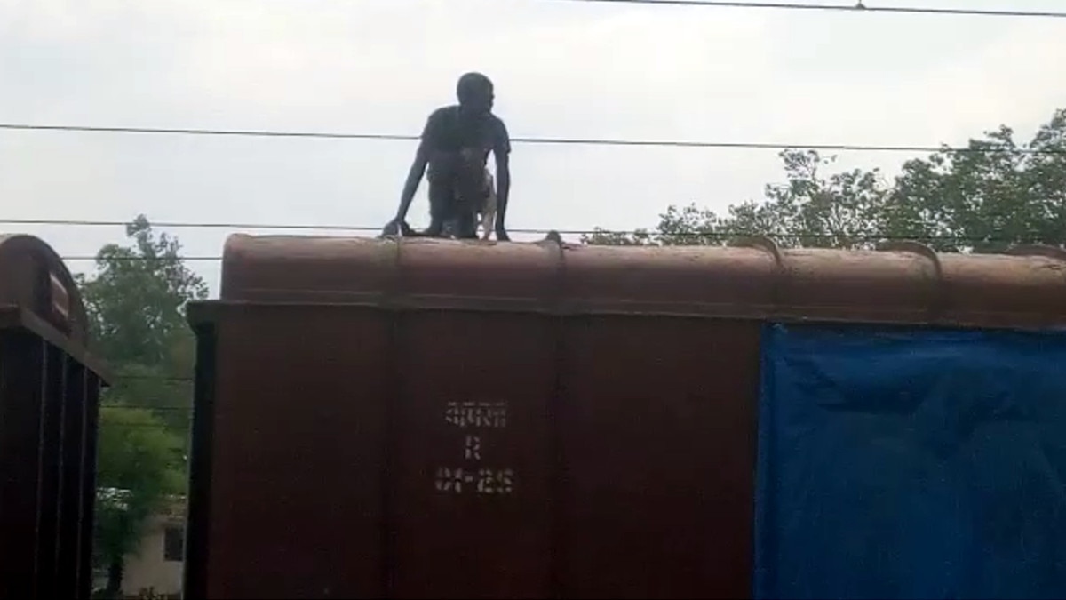 25 हजार वोल्ट का करंट झेल गया शख्स