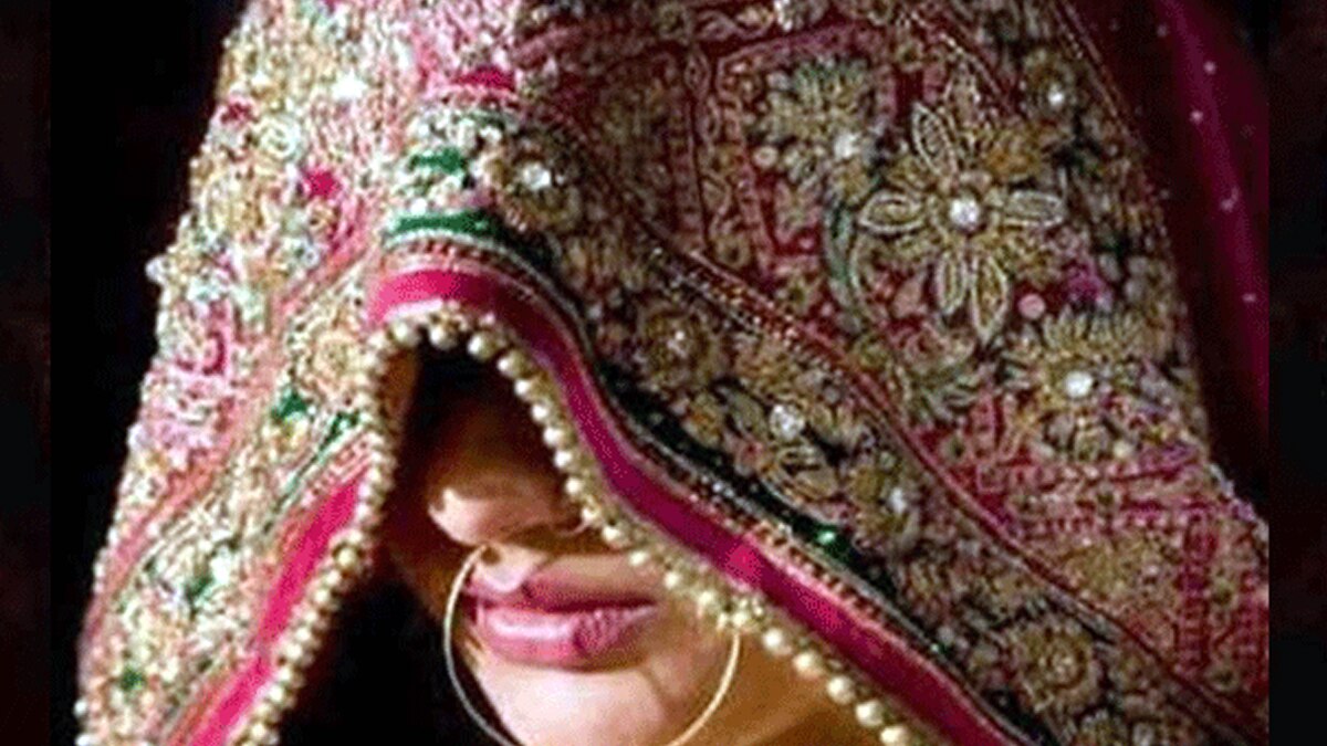 The bride ran away with jewelry