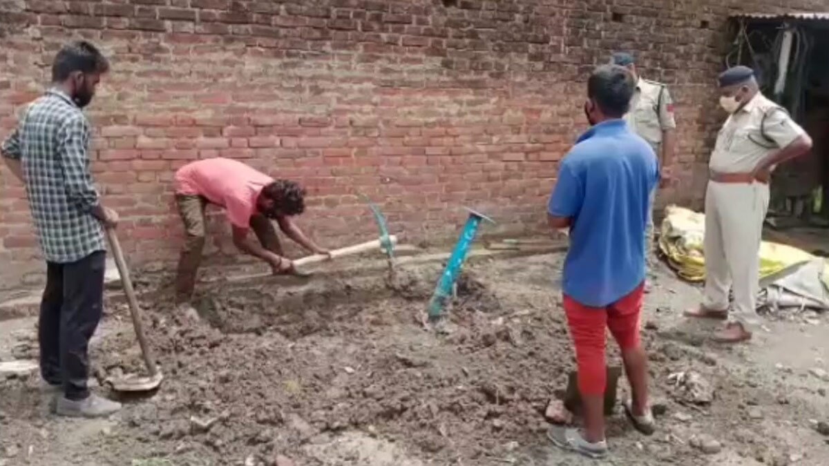 क्लचवायर से घोंटा गला और बाड़े में दफना दिया 