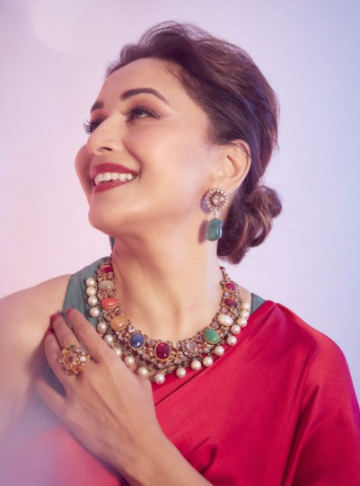  माधुरी दीक्षित 