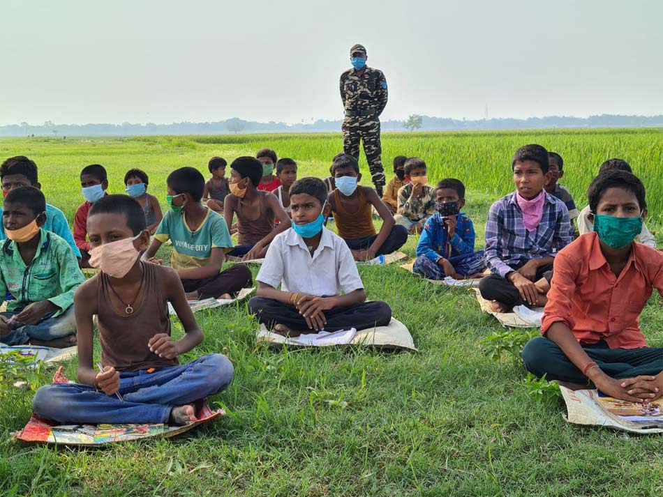 बच्चों को पढ़ा़ते सीमा पर तैनात जवान (Photo: aajtak.in)   