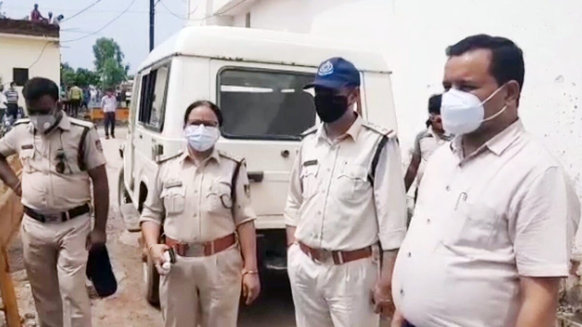 क्लचवायर से घोंटा गला और बाड़े में दफना दिया 