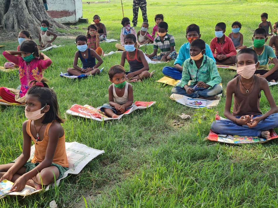 बच्चों को पढ़ा़ते सीमा पर तैनात जवान (Photo: aajtak.in)   