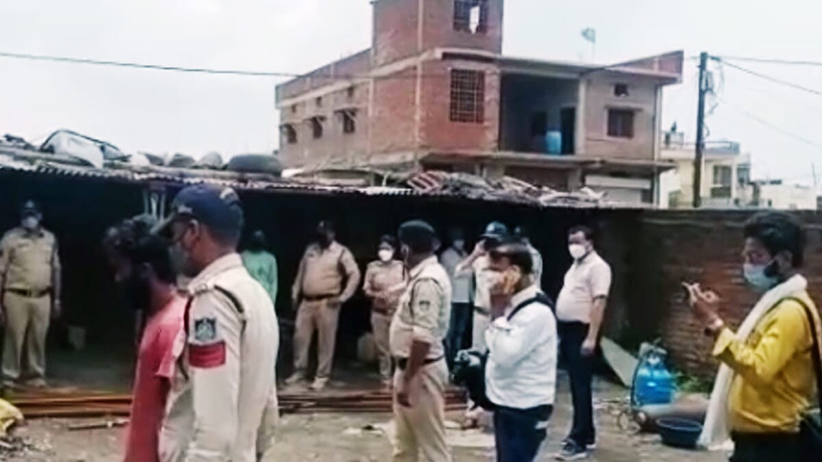 क्लचवायर से घोंटा गला और बाड़े में दफना दिया 